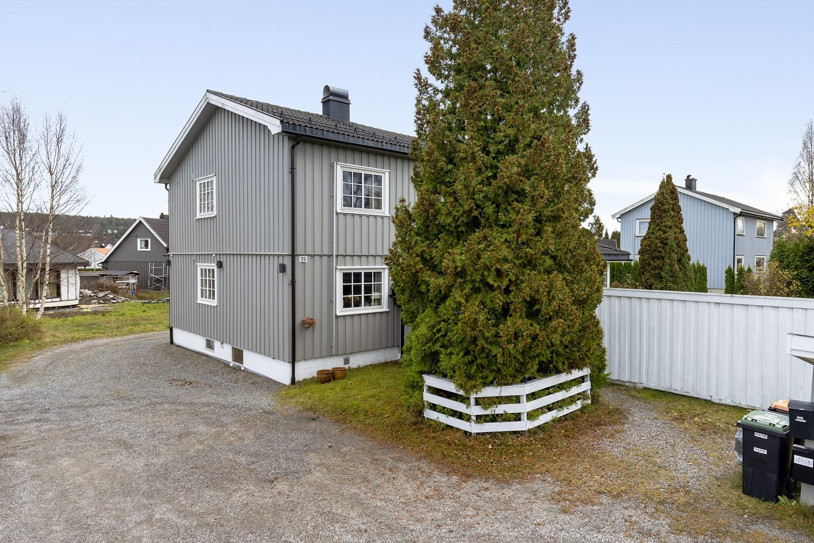 Eiendommen ligger fint og sentralt til på stedet "Soltun" i et hyggelig boligområde på Gråtenmoen. I gang- og sykkelavstand fra boligen finner du Moflata barneskole, Kjørbekk barneskole og Gimsøy ungdomsskole, samt flere barnehager. Galleribilde