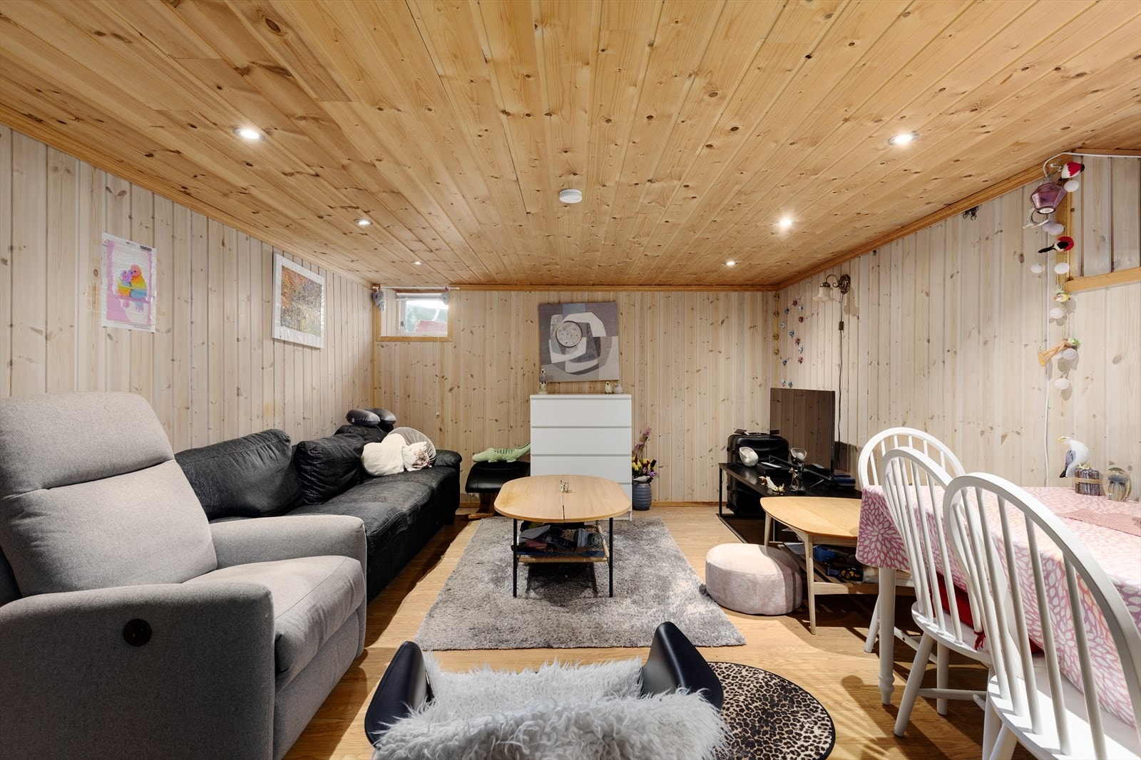 Kjellerstue med vedovn og god plass for møblering. Galleribilde