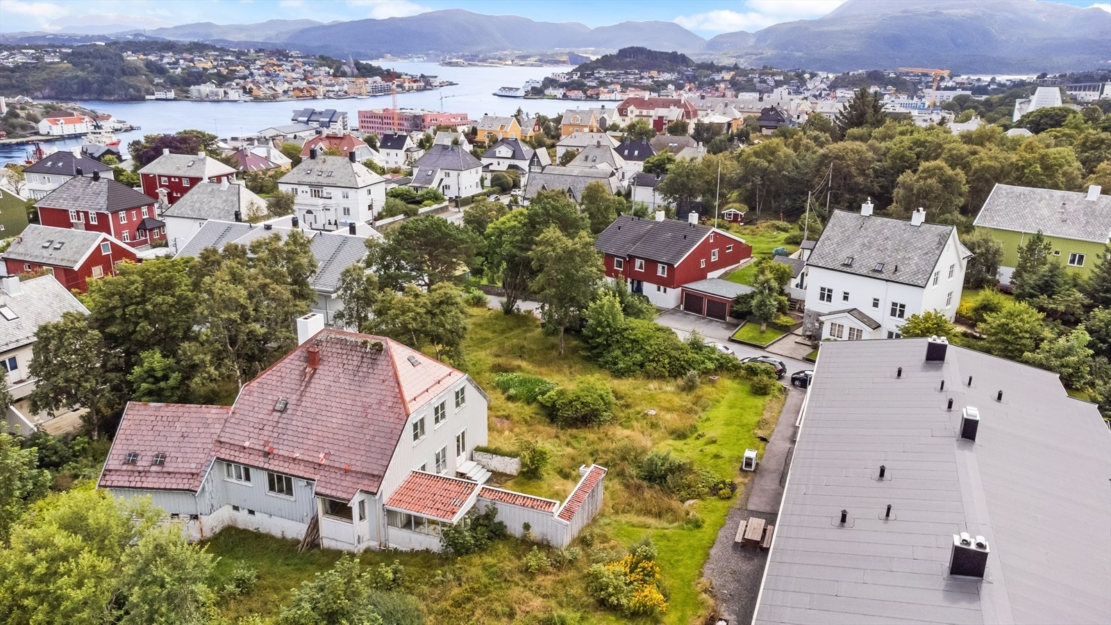 Selve boligen og tomten er preget av manglende vedlikehold Galleribilde