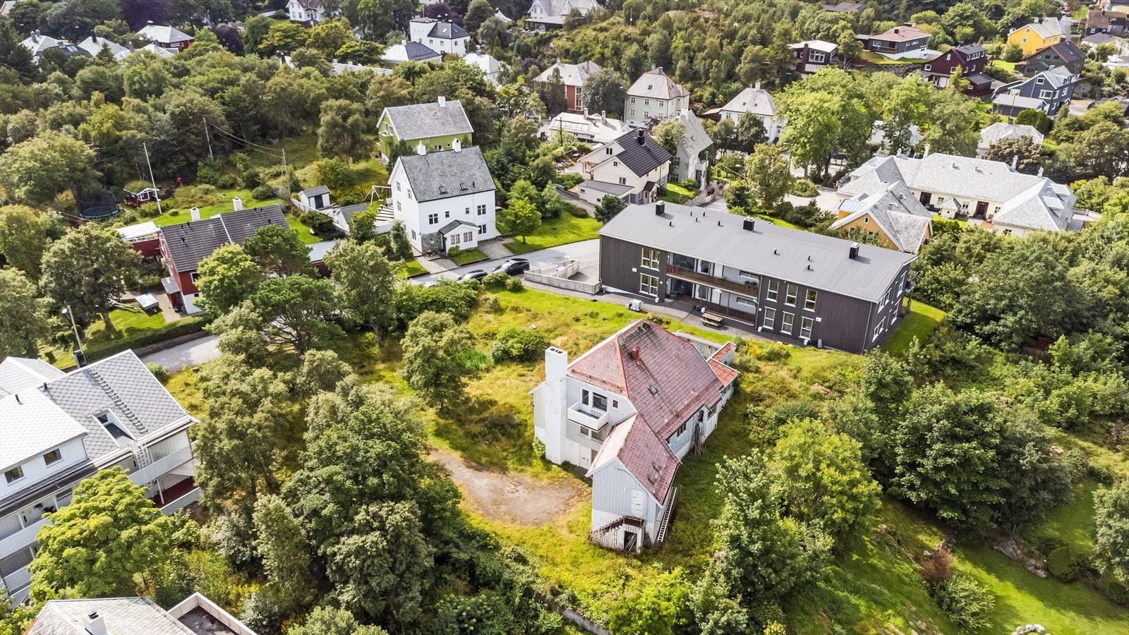 Romslig tomt på nesten to (2) mål Galleribilde