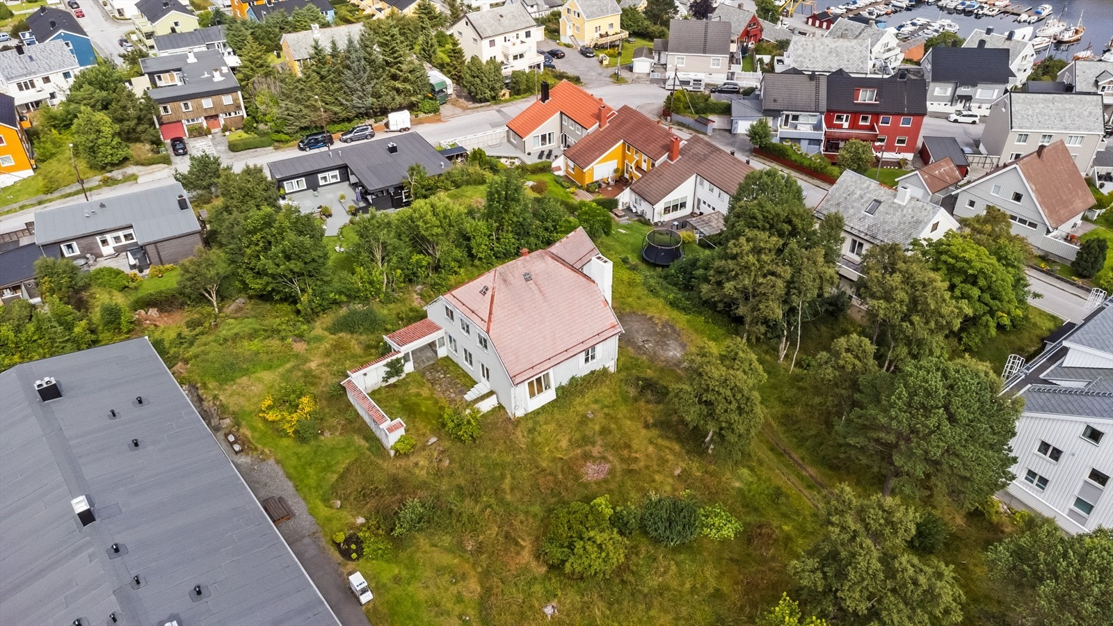 Relativ flat tomt Galleribilde