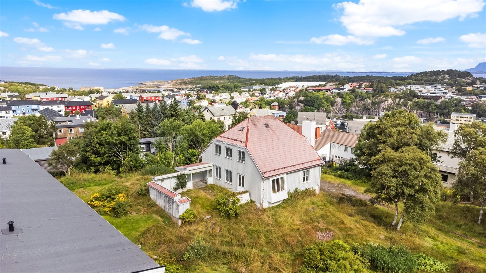 Eneboligen ligger i et etablert boligområde sentralt i Kristiansund Galleribilde