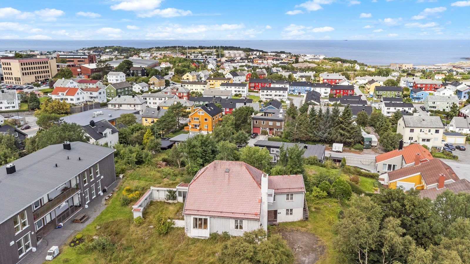 Boligen ligger på et høydedrag med god utsikt Galleribilde