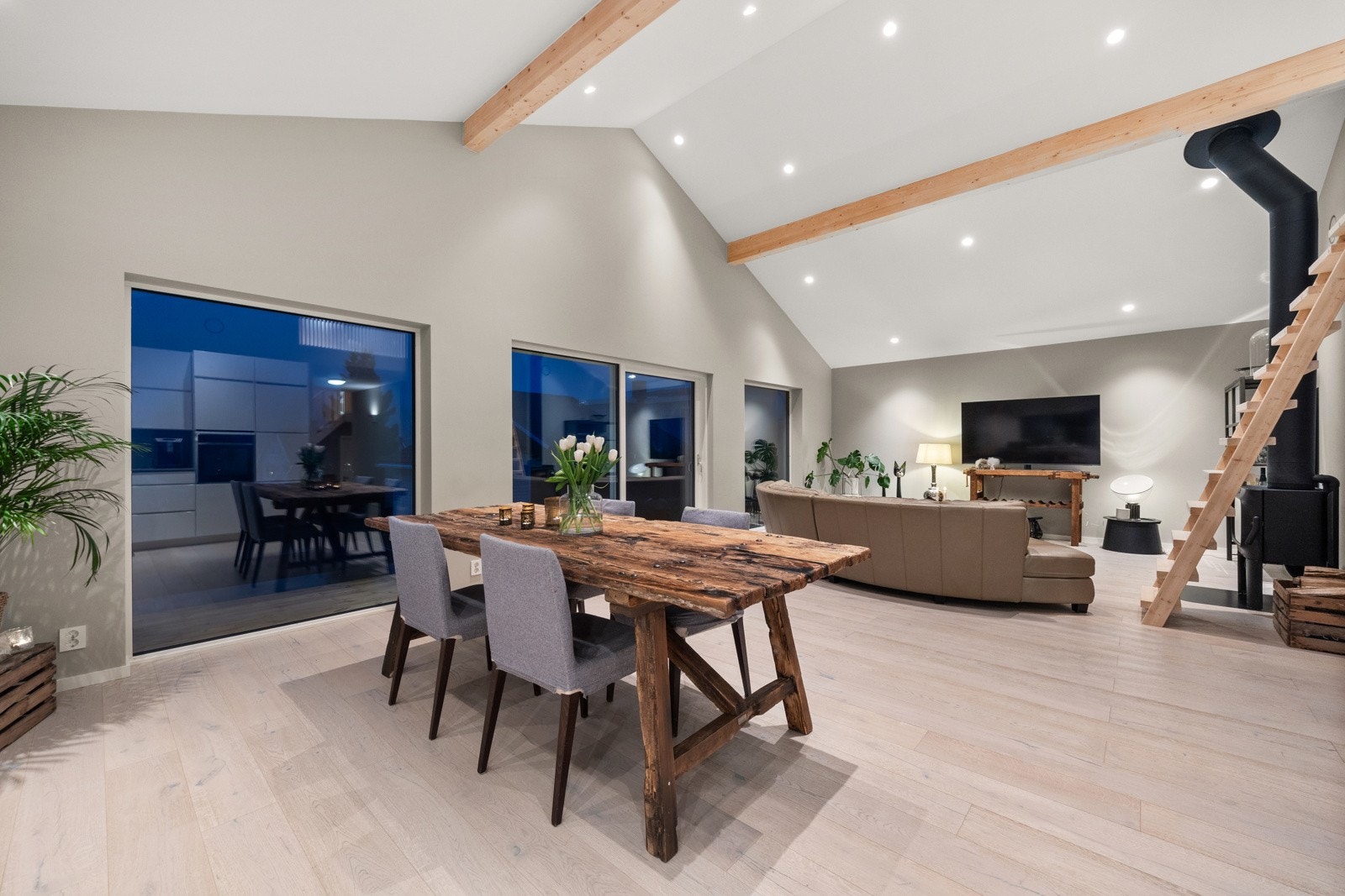 Gjennomgående moderne fargepalett i huset. Galleribilde