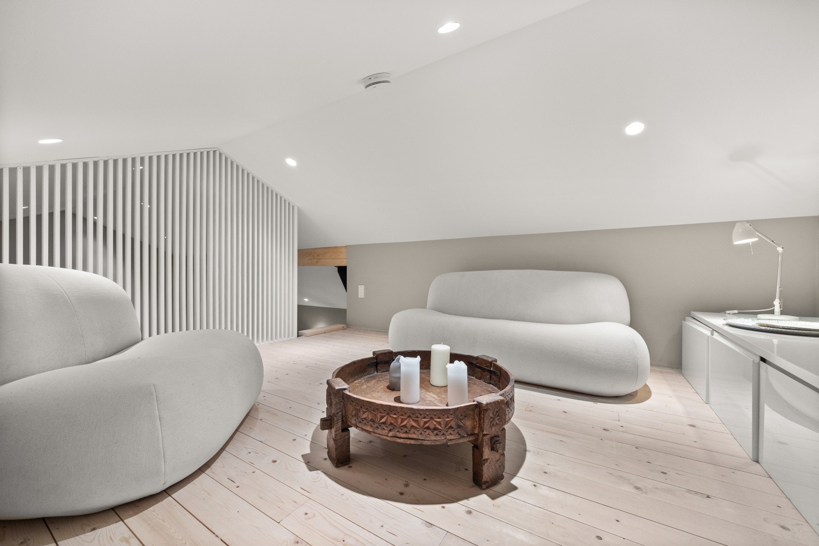 Loftetasje med innredet rom og to alkover. Galleribilde