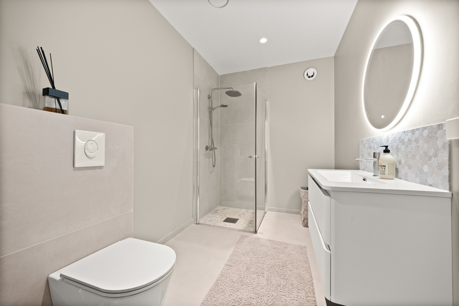 Bad 2. Begge bad har flislagt gulv med underliggende varme. Galleribilde