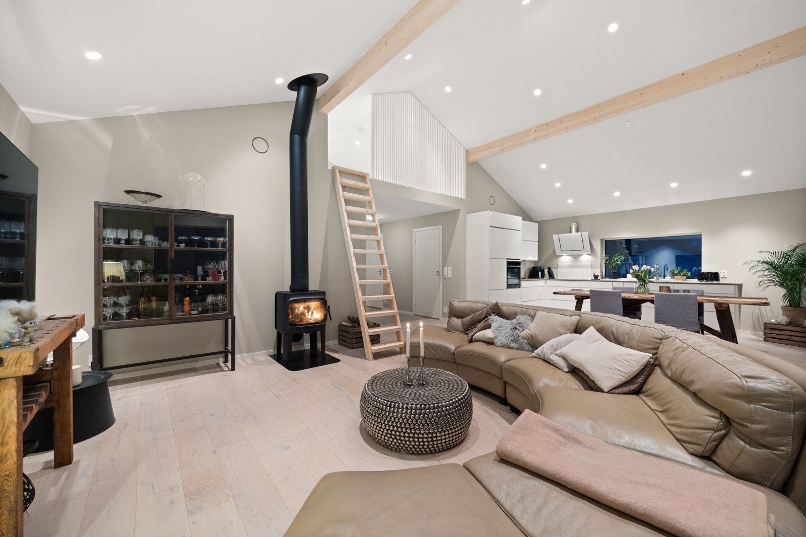 Proaktiv v/Ola Skarra Arnesen ønsker velkommen til en nyrenovert enebolig på Konnerud i Gåserudgata 3! Galleribilde