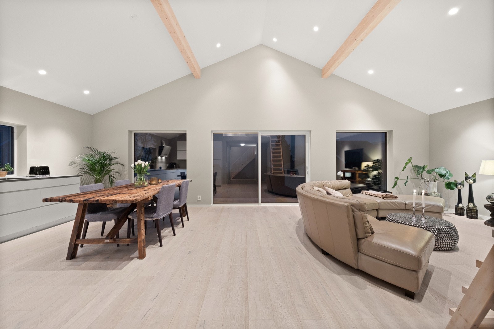 Boligen er nyoppført i 2023 og fremstår som lekker og moderne med gode kvaliteter. Galleribilde