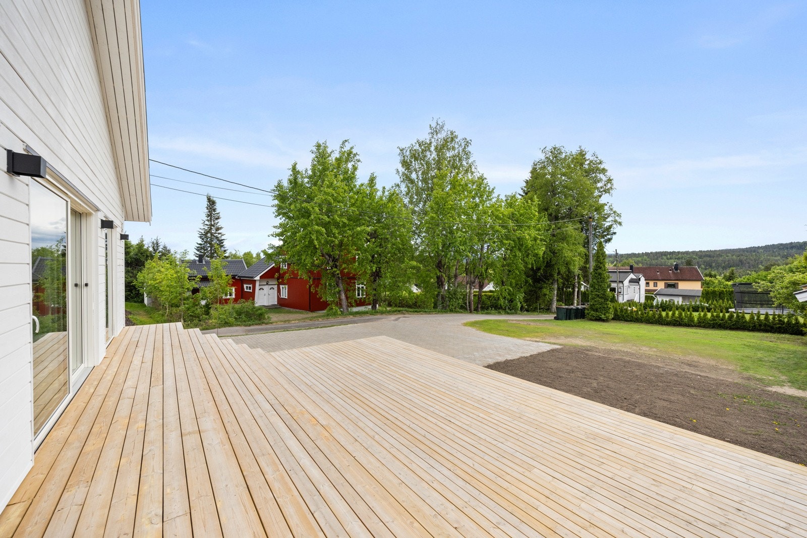 Sydvestvendt terrasse på fremsiden av huset. Galleribilde
