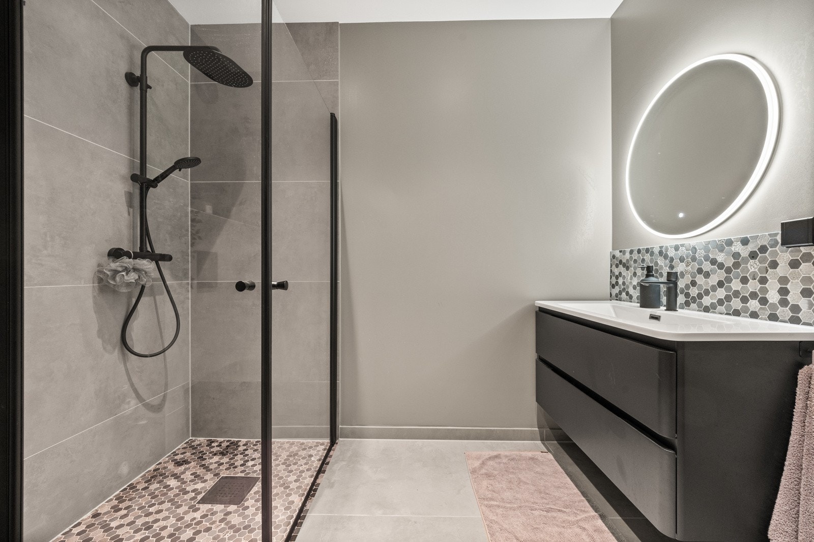 Stilrent og moderne bad fra 2023. Galleribilde