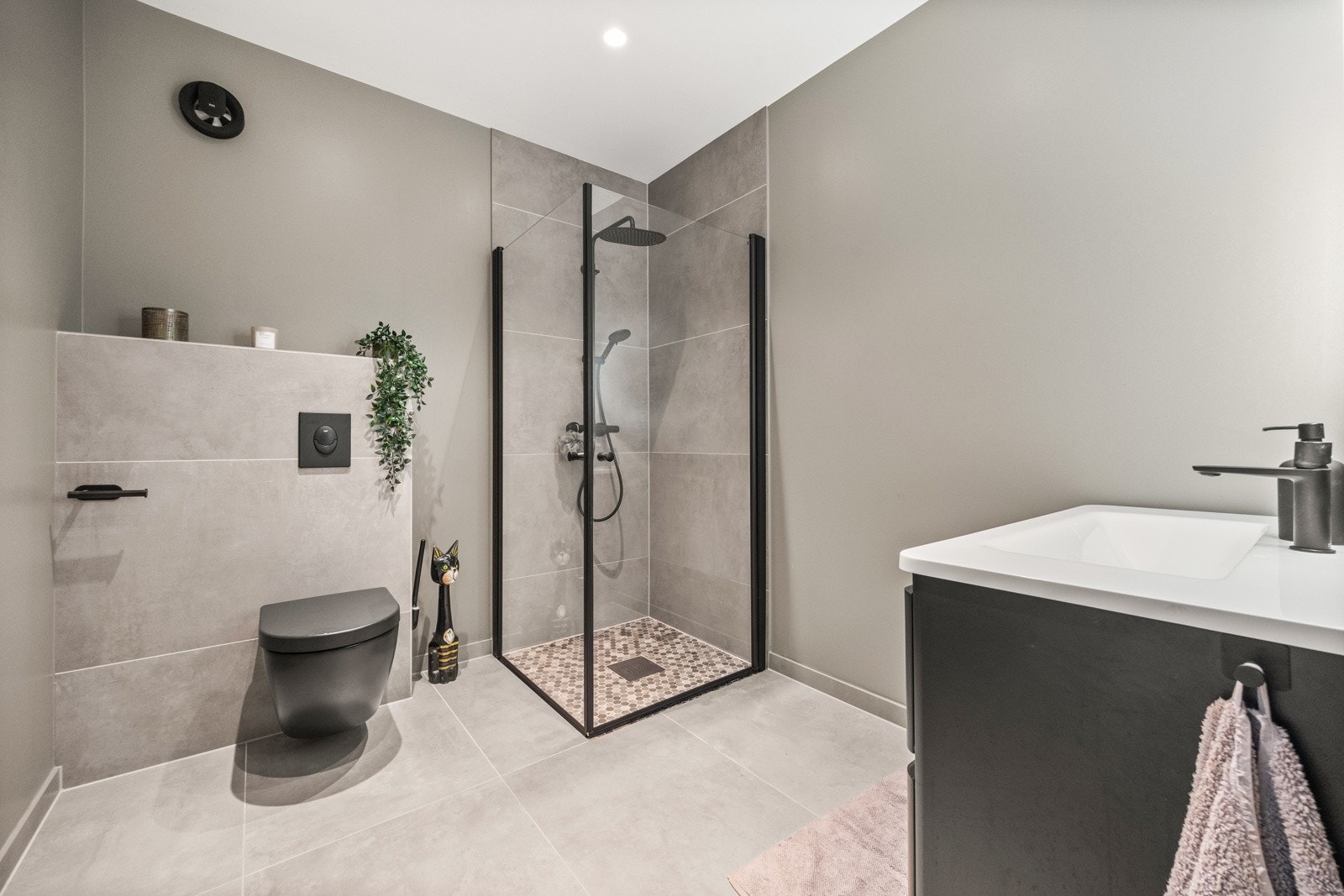 Huset har to bad + ett separat vaskerom. Galleribilde