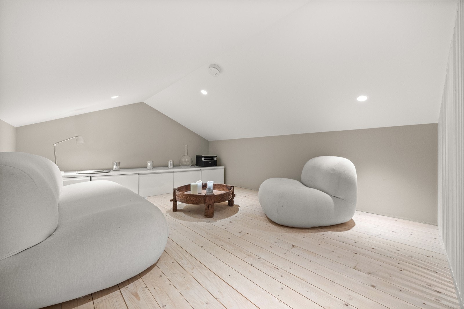 Det foreligger ikke tegninger på 2.etg, denne er ikke søkt/godkjent i kommunen. Galleribilde