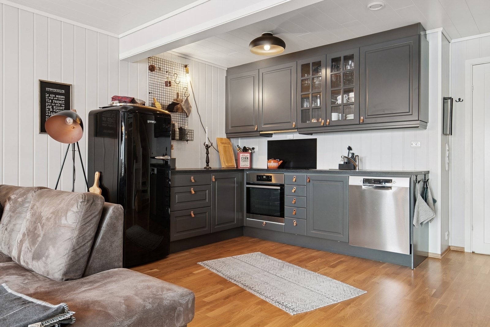 Kjøkkenet er innredet i en praktisk form, som har innredning med profilerte fronter, laminert benkeplate og oppvaskkum. Galleribilde