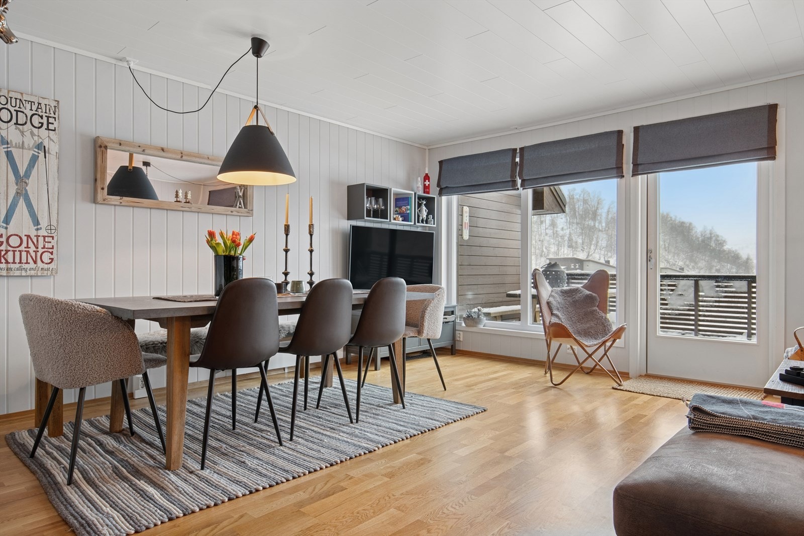 I tilknytning til kjøkkenet og stuen, kan spisebord enkelt plasseres, her kan gode måltider nytes. Galleribilde