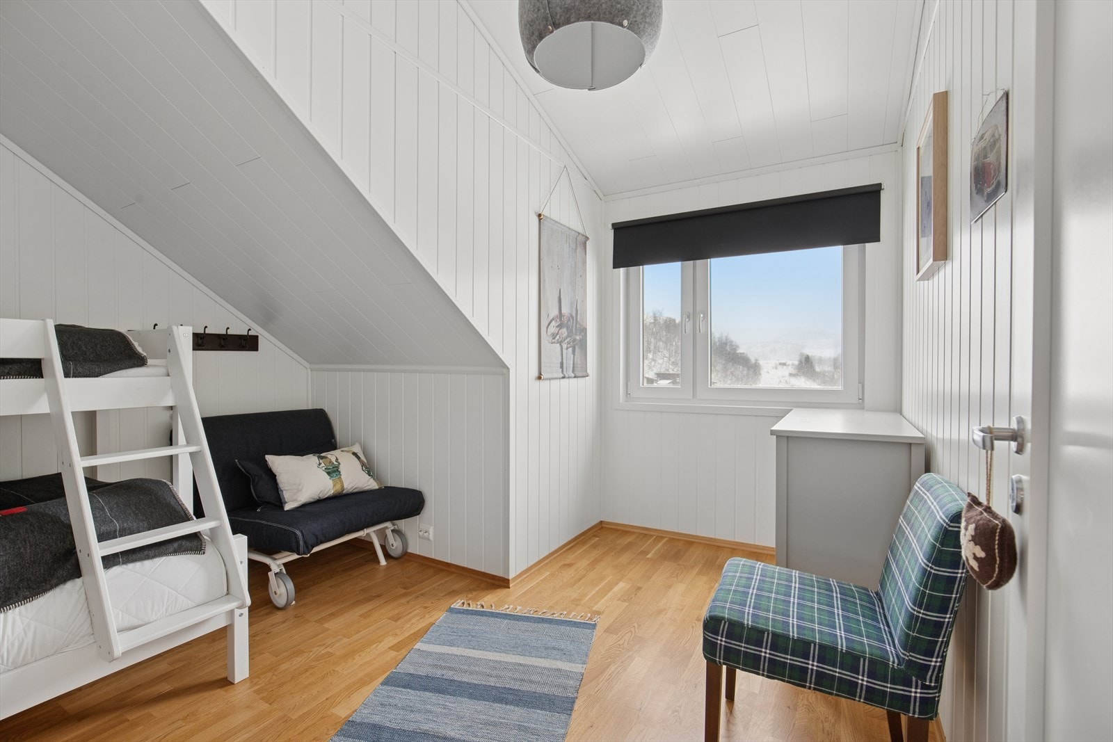 Videre byr boligen på tre gode soverom. Galleribilde