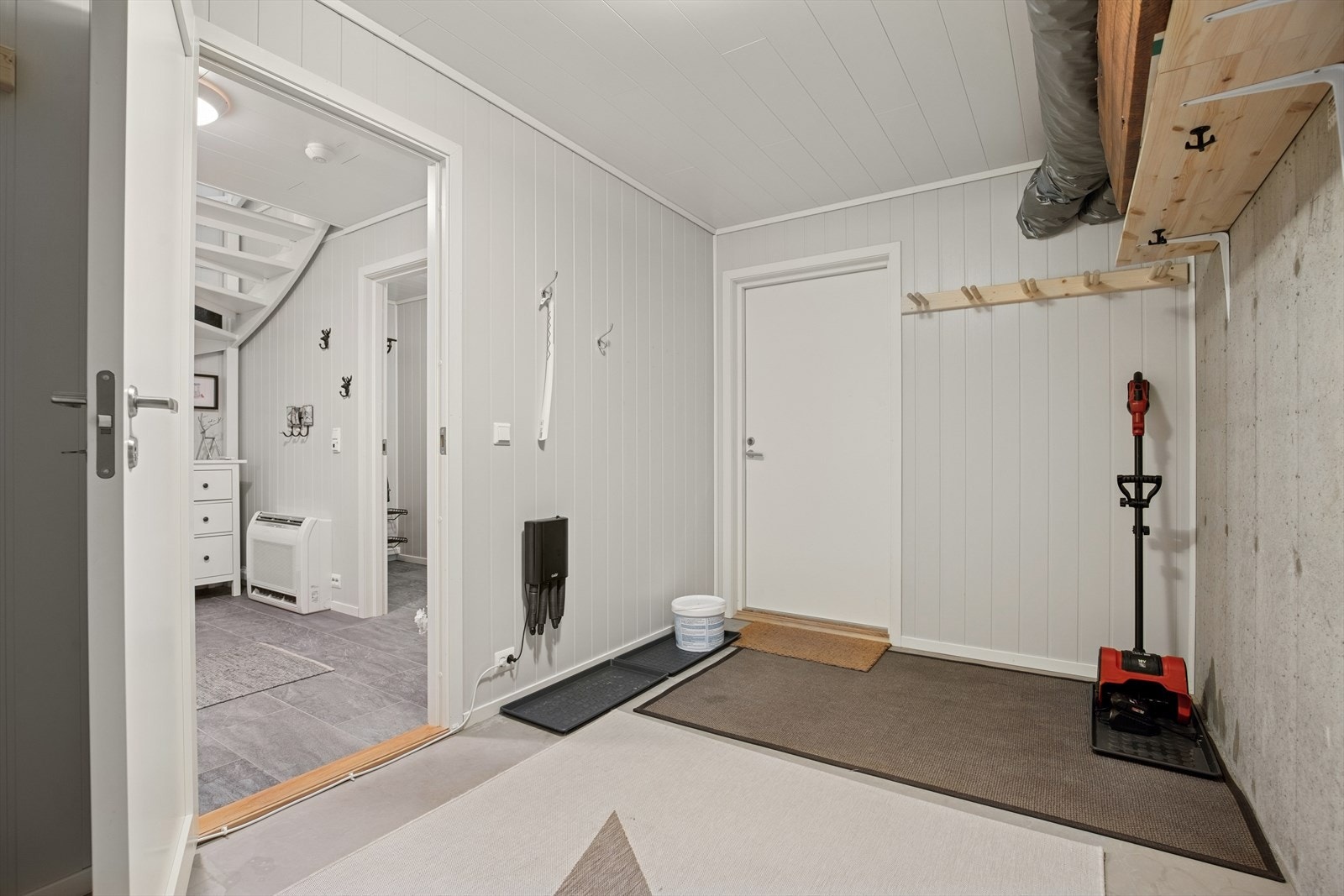 Stor skibod med gode lagringsmuligheter, plassert innerst i carporten. Boden har praktisk tilgang via både carport og direkte fra boligen. Galleribilde