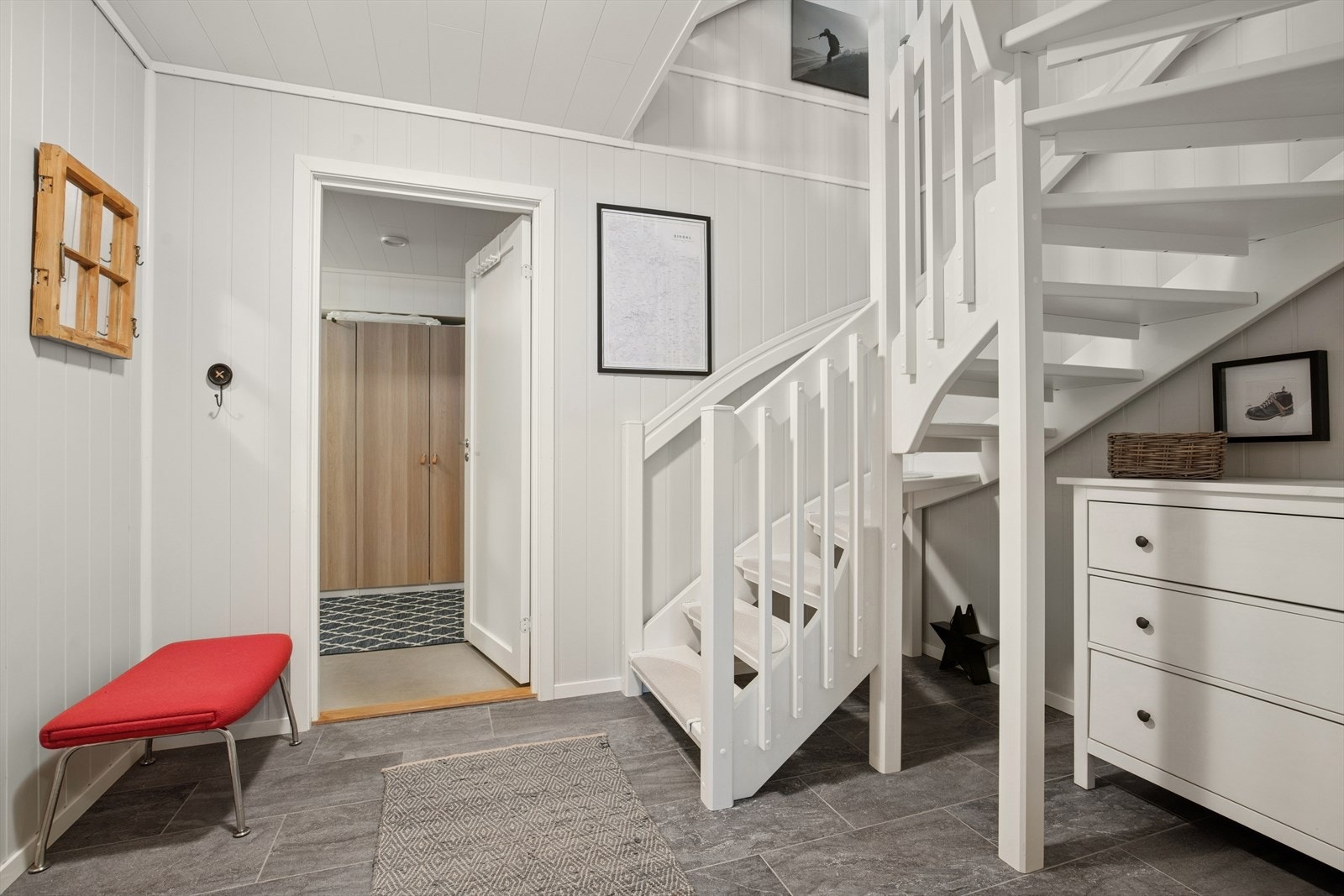 Etasjen er praktisk innredet med flere boder som har godt med lagringsplass og varmekabler på flislagte gulv. Galleribilde