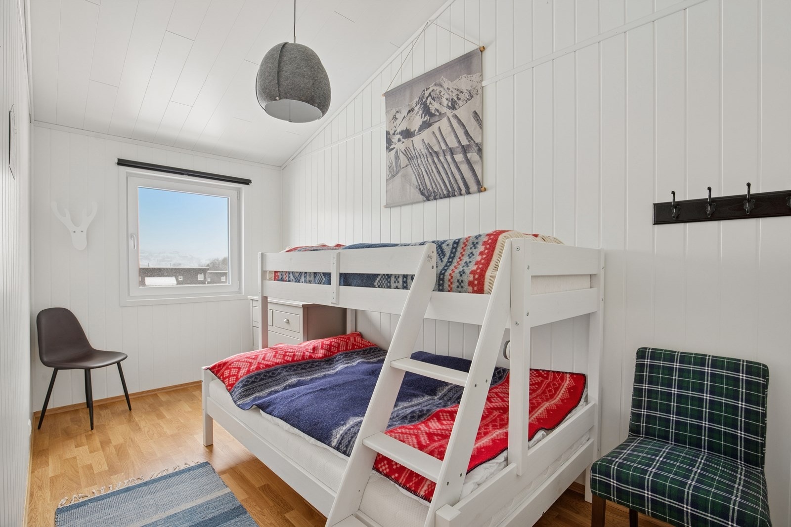 To av soverommene er beliggende i 2. etasjen med god takhøyde, innredet med køyesenger og oppbevaringsmøbler. Galleribilde