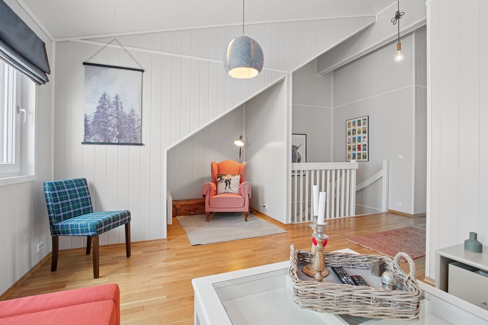 Romslig loftstue med god takhøyde og dagslys inn via flere vinduer. Galleribilde