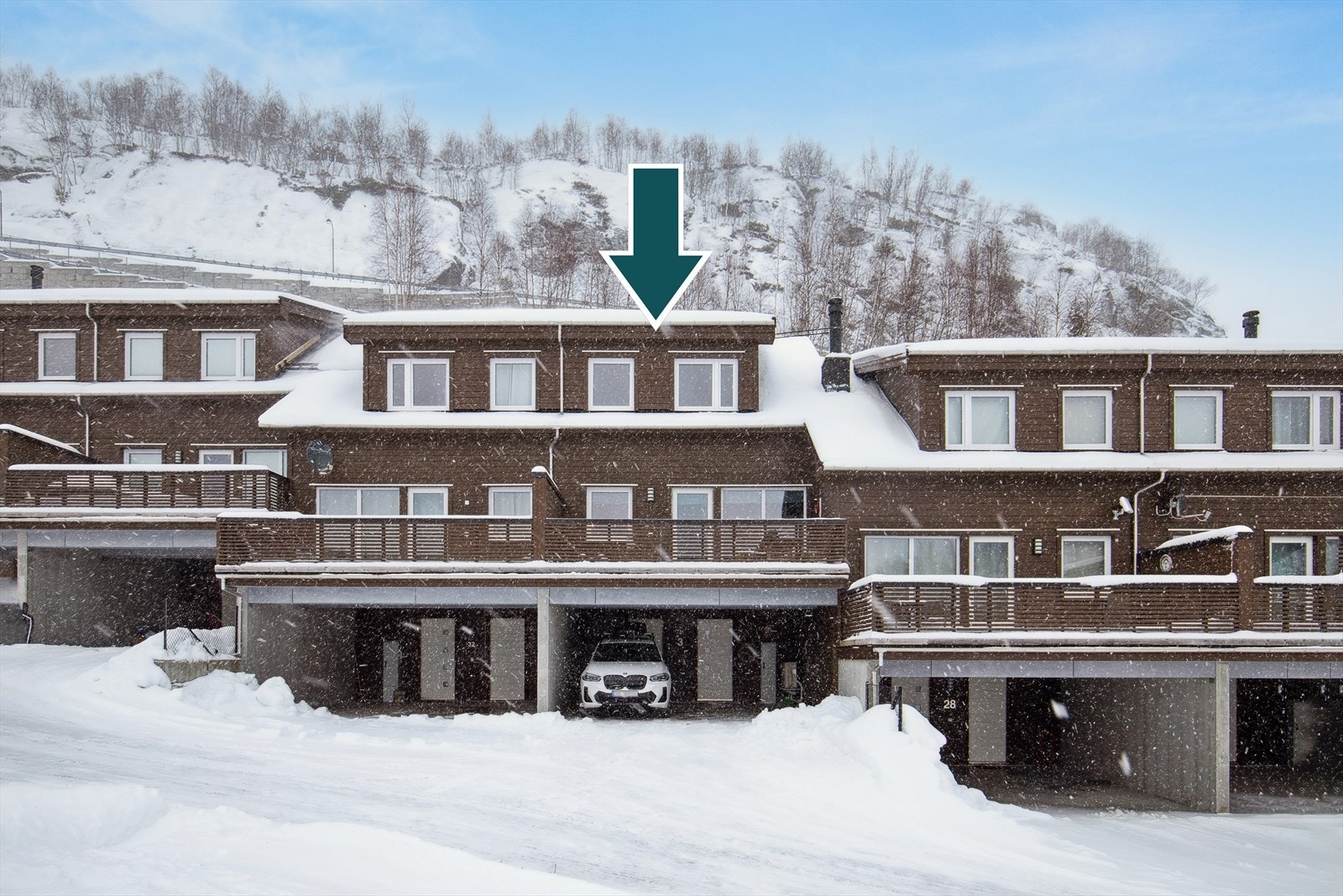 Fin familiehytte over tre plan med en god planløsning, oppført i 2018, med praktisk carport ved inngangspartiet. Galleribilde