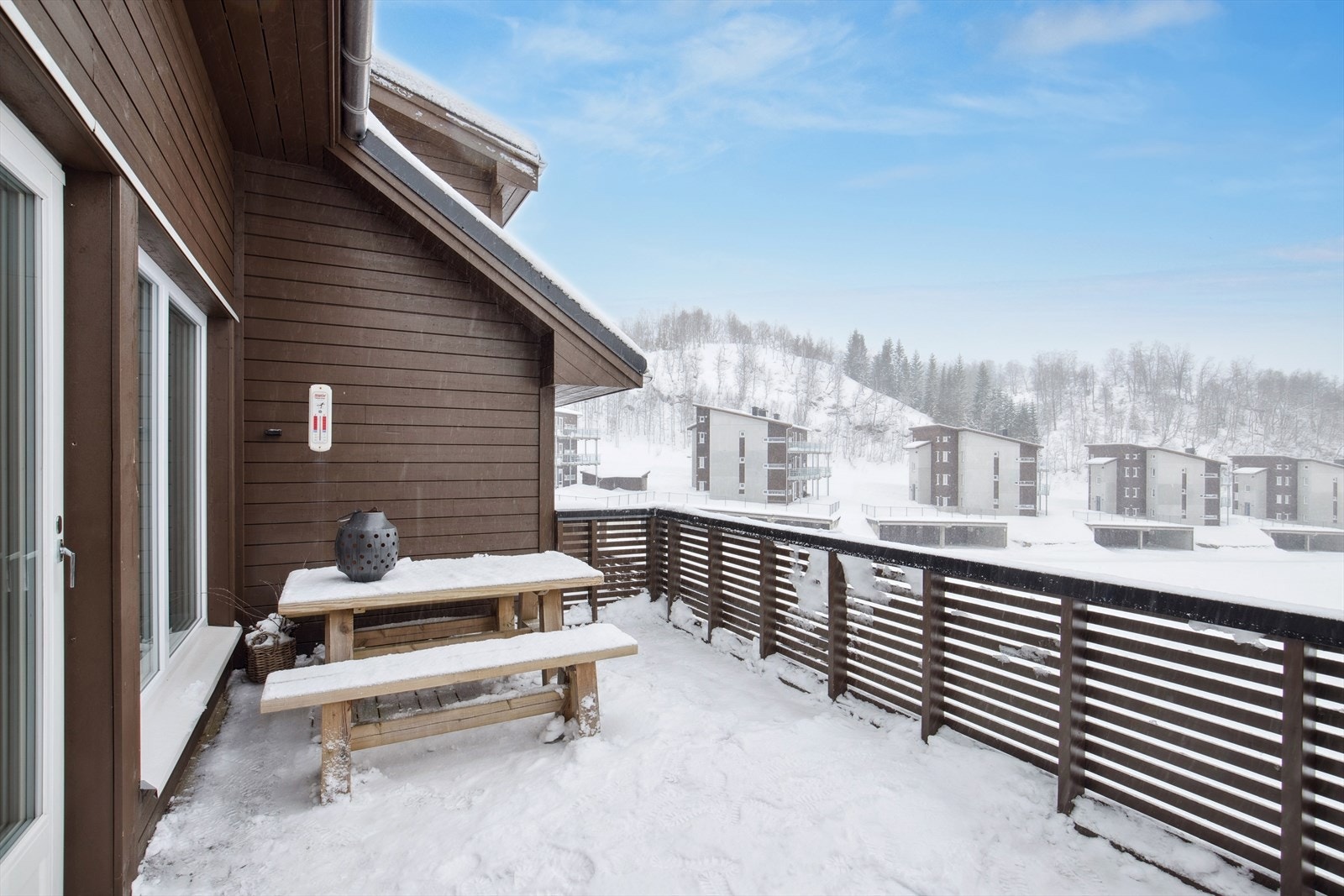 Fra stuen er det utgang til en romslig balkong med gode solforhold. Galleribilde