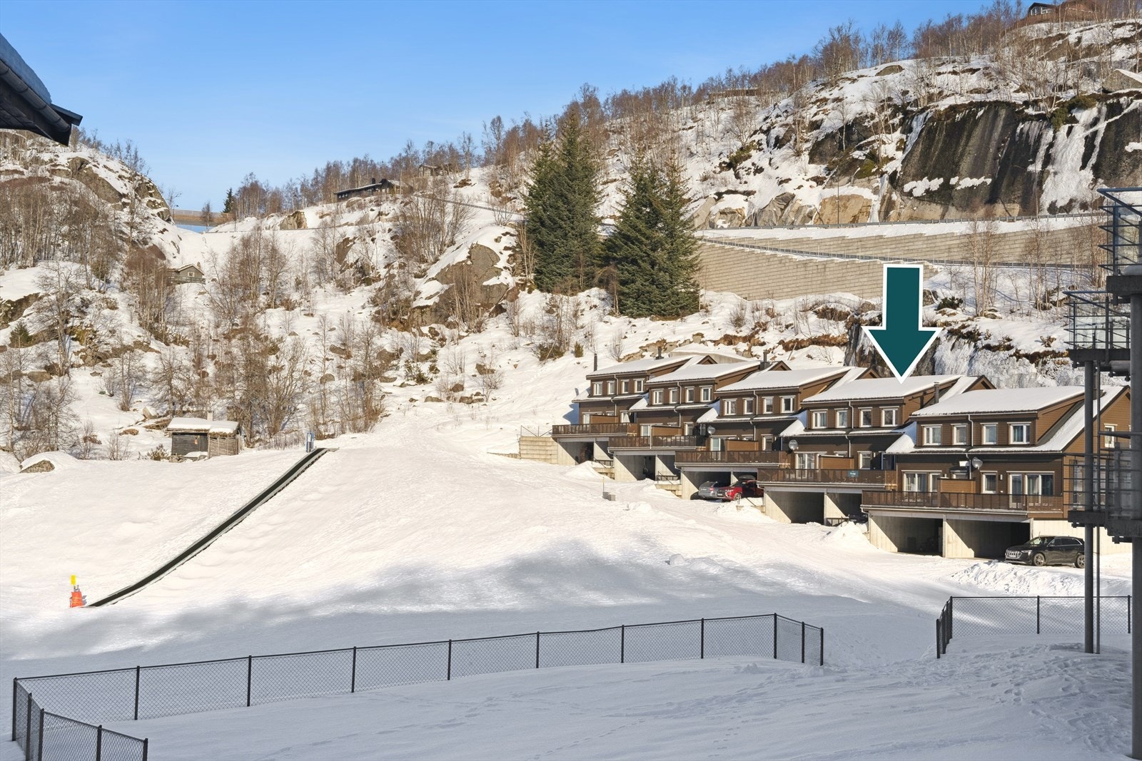 Familietrekk som er flombelyst, og skiløyper like utenfor døren. Galleribilde