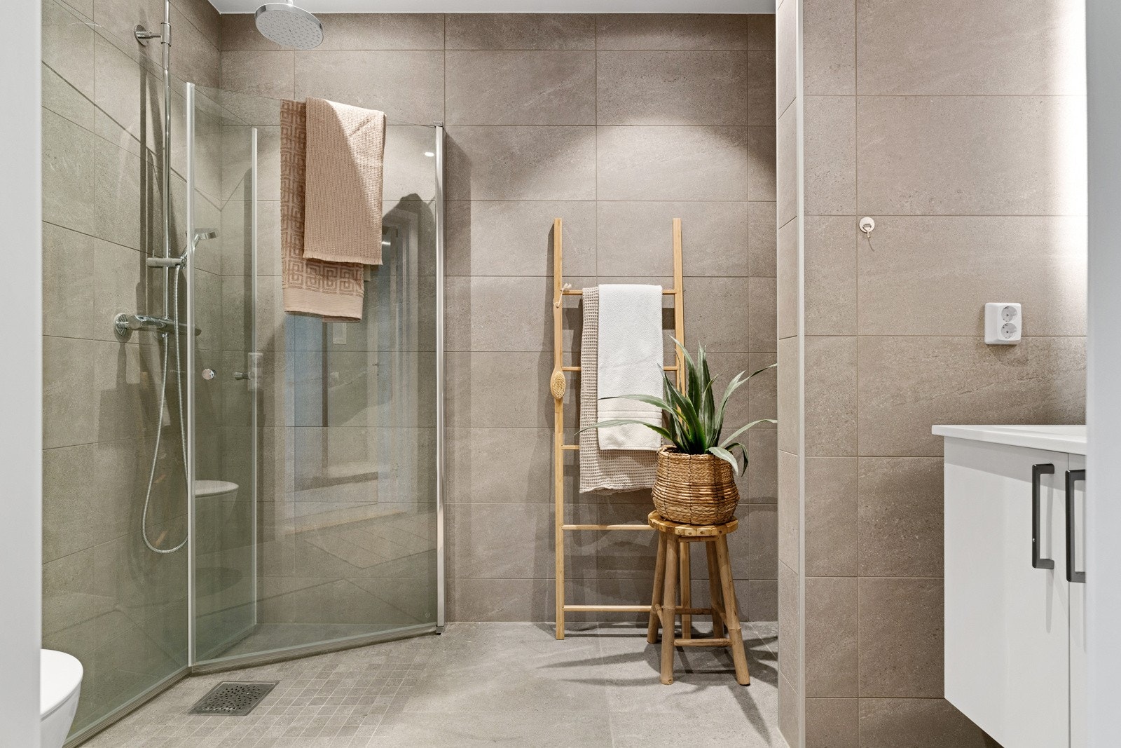 Vakkert flislagt bad på 4,7 kvm. Galleribilde