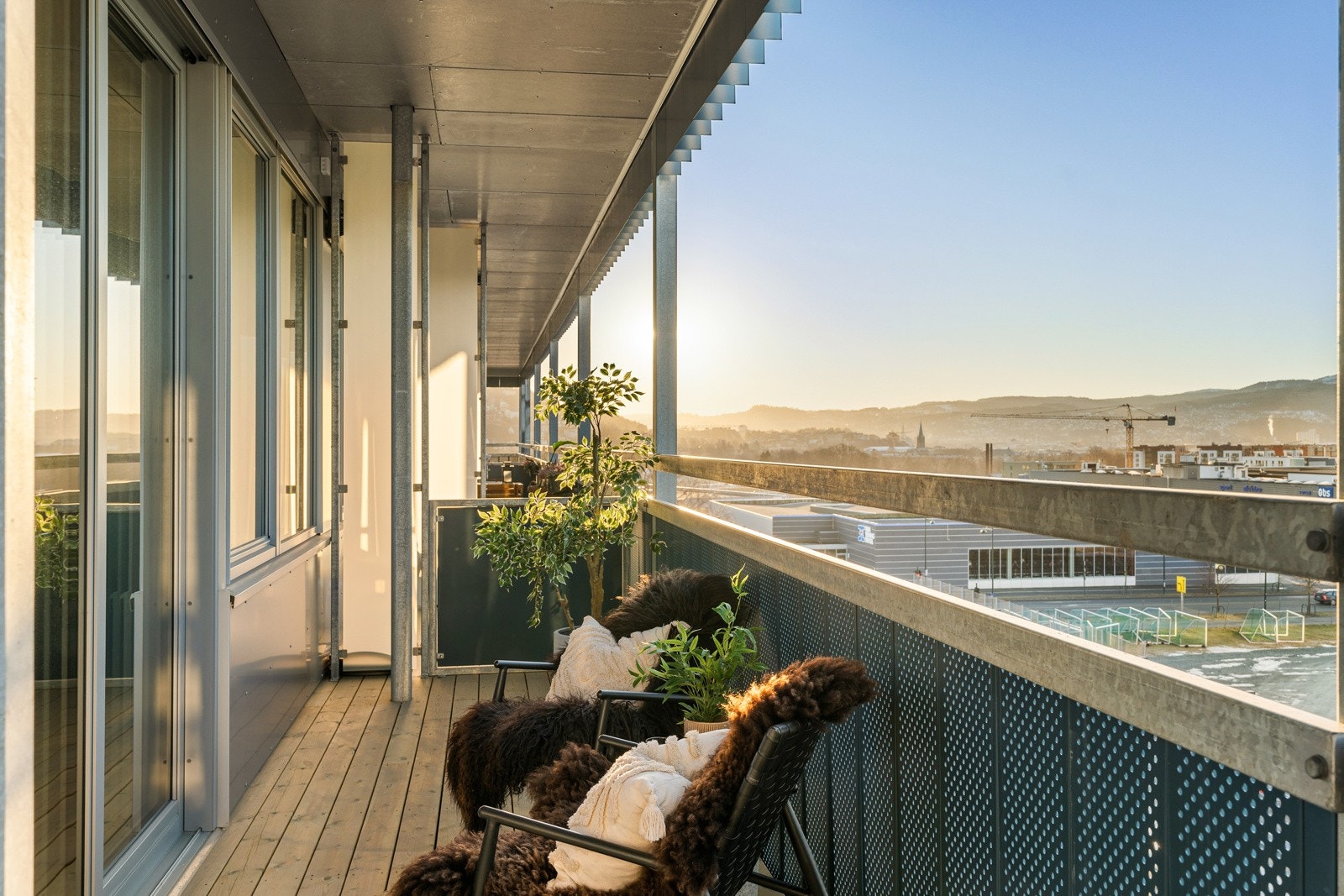 På balkongen i femte etasje kan man nyte flott ettermiddags- og kveldssol helt frem til solnedgang. Galleribilde