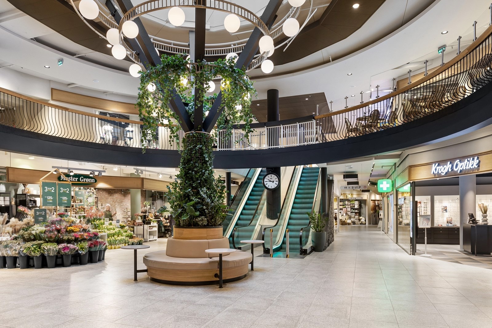 Med heisen kommer du ned til kjøpesenteret Torget Vest med alt av butikker samt kafé og blomsterbutikk Galleribilde