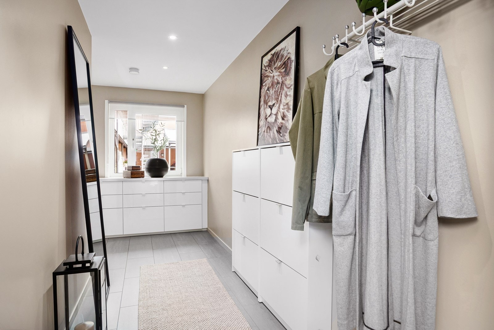 Gangen er malt opp i moderne toner - downlights i taket gir en hyggelig stemning Galleribilde