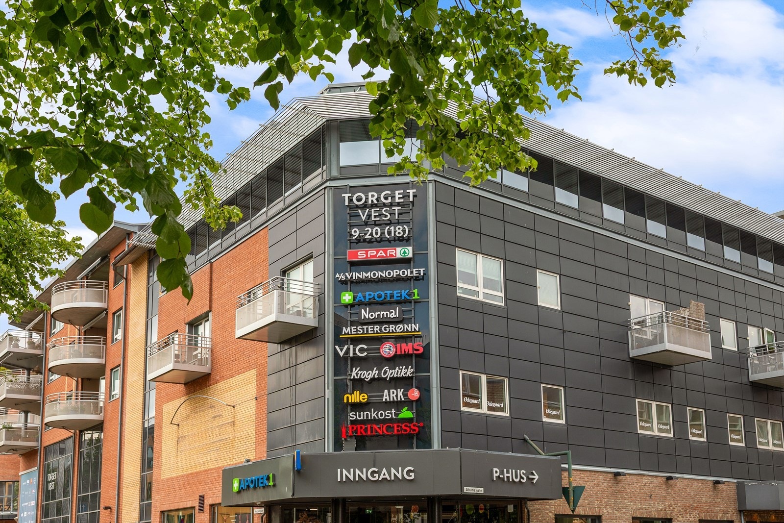 Boligen ligger på baksiden av Torget Vest, med heis ned til alle fasiliteter Galleribilde