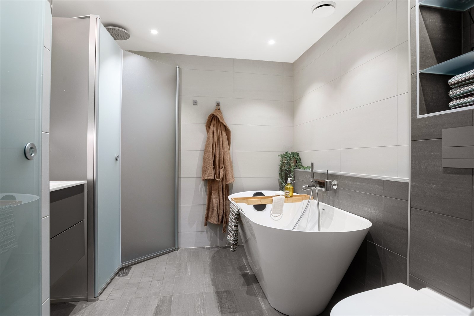 Baderom nr 1 - meget lekkert med eget badekar, dusj med innfellbare dører og regnfallsdusj, samt vegghengt toalett og servant i innredning Galleribilde