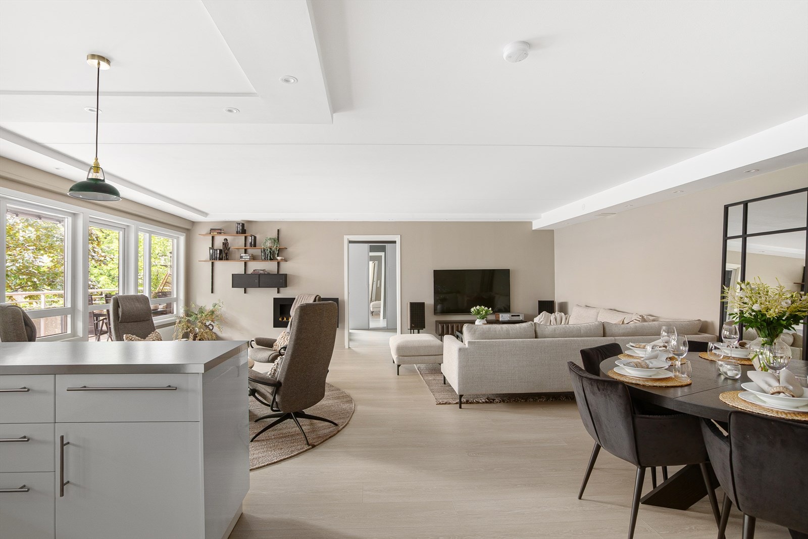 Den romslige stuen gjør det enkelt å møblere etter eget behov Galleribilde