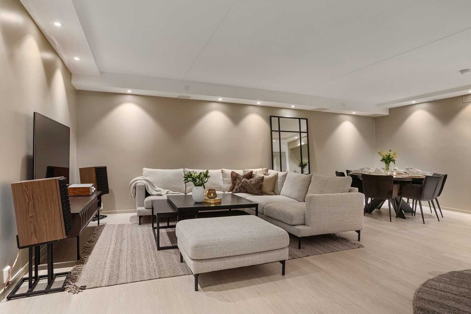 Her er det gode møbleringsmuligheter med god plass for sofaseksjon og spisebord Galleribilde