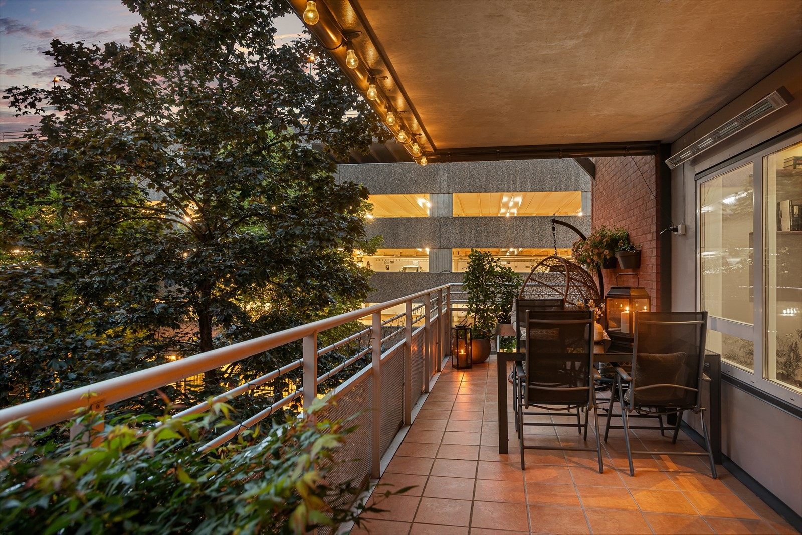 Flott kveldsstemning på balkongen Galleribilde