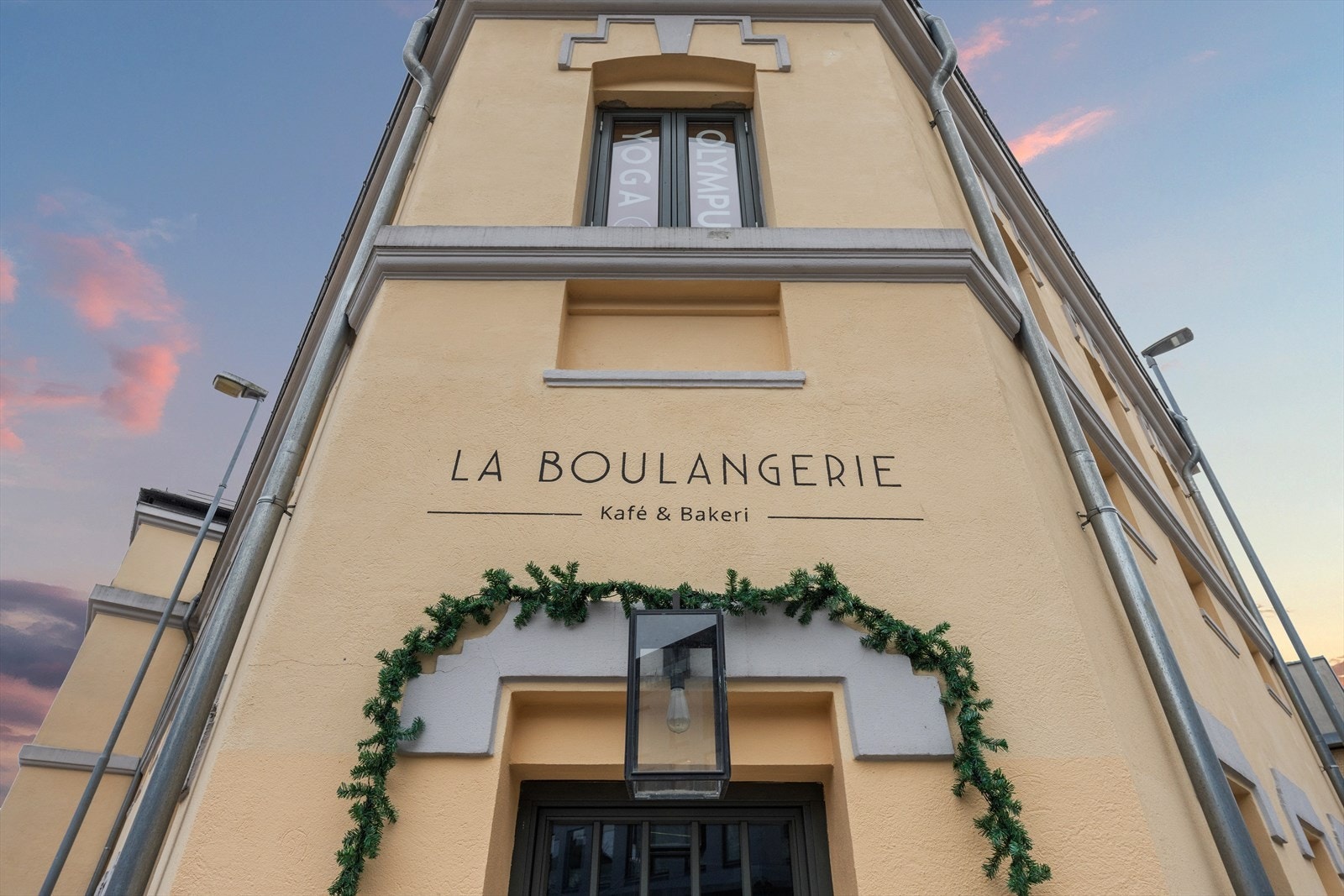 Populære La Boulangerie i sentrum har ferske brød og bakstvarer Galleribilde