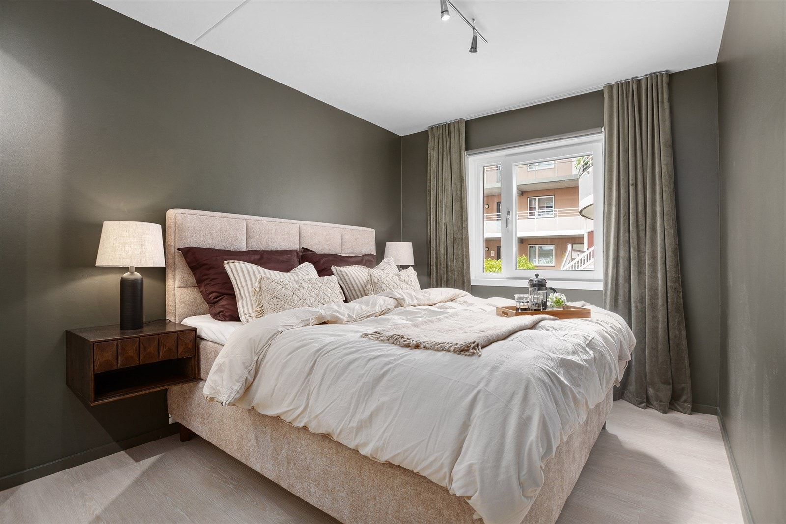 Lekkert hovedsoverom malt opp i mørke soveromsfarger for en behagelig stemning Galleribilde