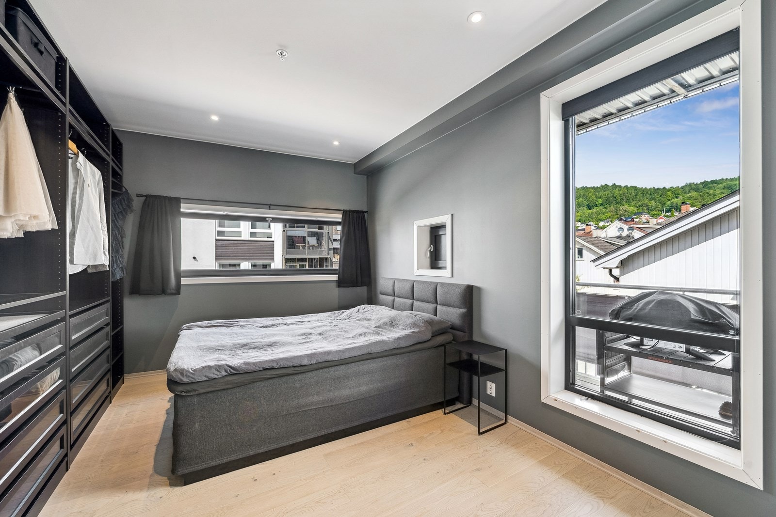 Stort soverom med lekker garderobeløsning Galleribilde