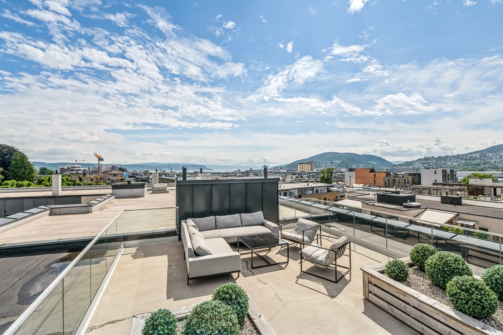 Takterrassen har panoramautsikt over hele byen og gode solforhold som kan nytes fra morgen til kveld Galleribilde