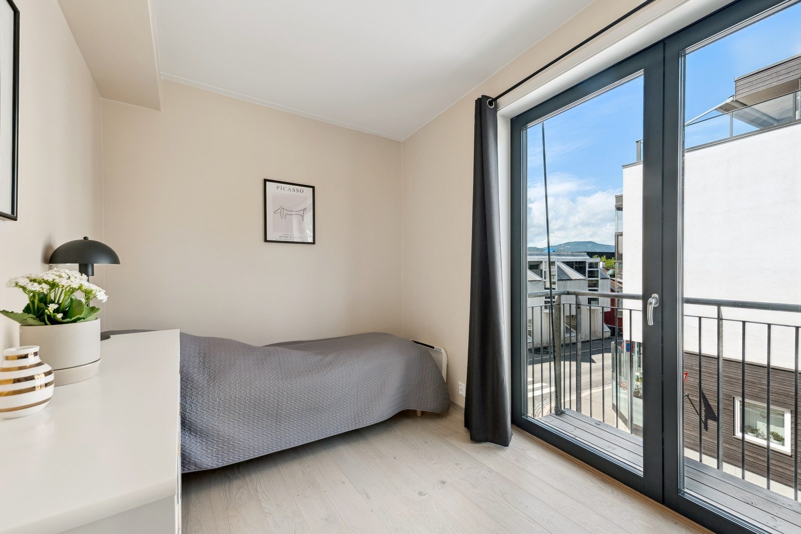 Soverom med utgang til luftebalkong Galleribilde