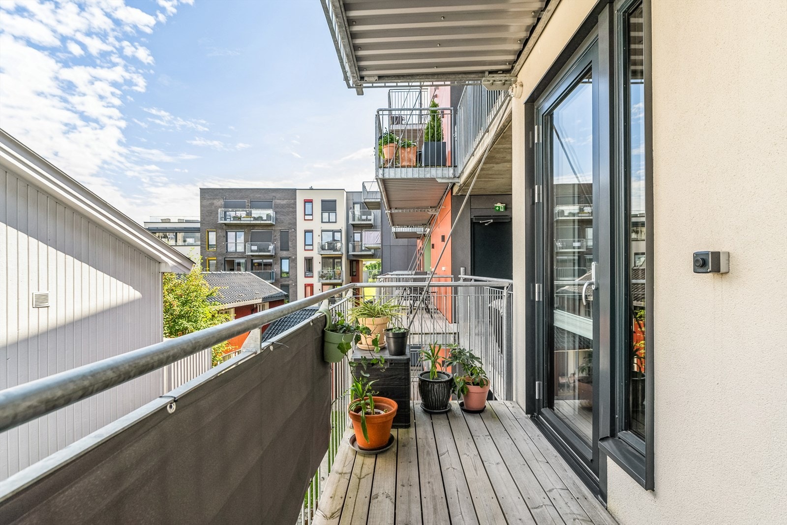 Alle balkongene er konstruert i metall, med gulv av trebord og rekkverk i metall Galleribilde