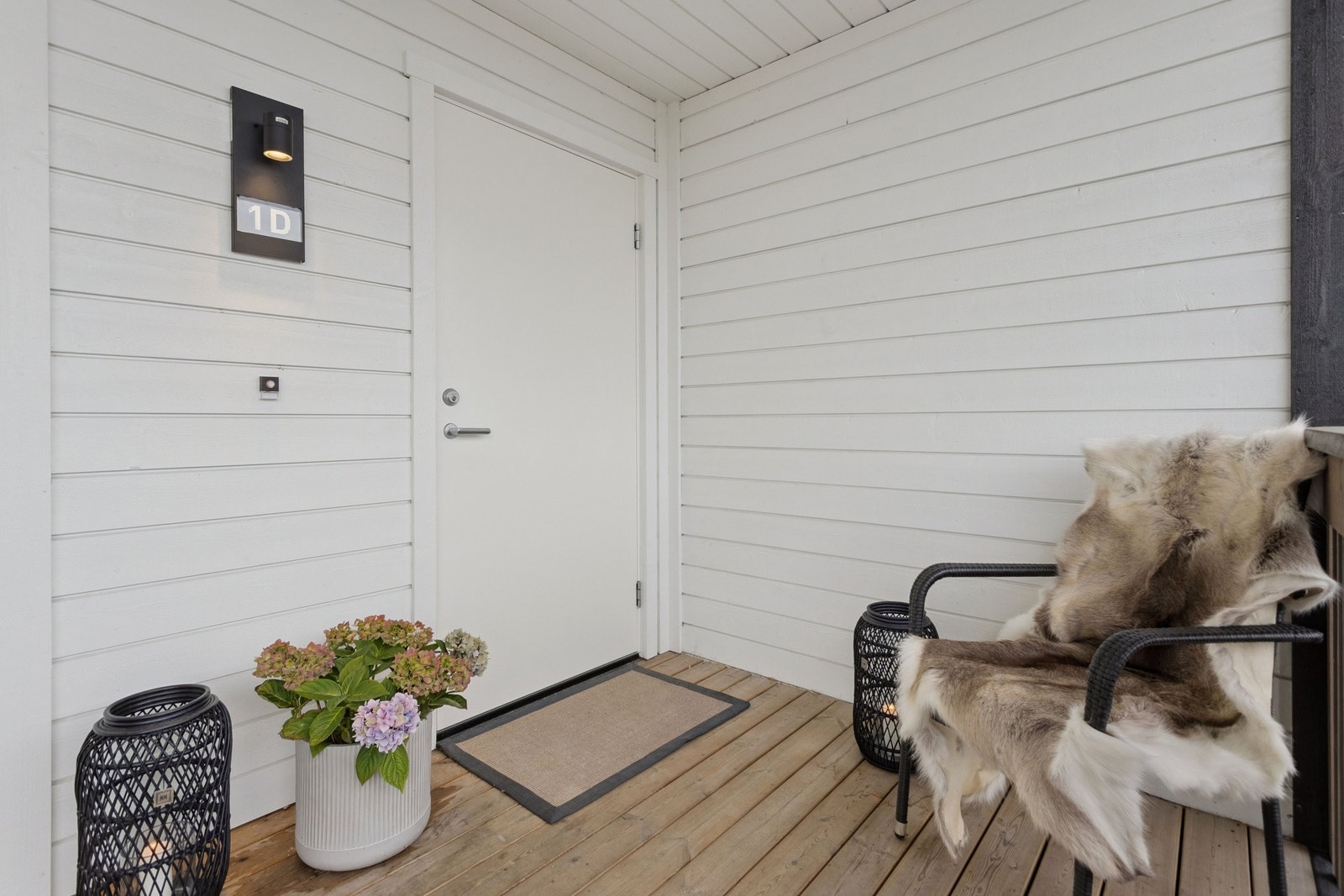 Hyggelig inngangsparti med terrasseplatting i 2. etasje. Galleribilde