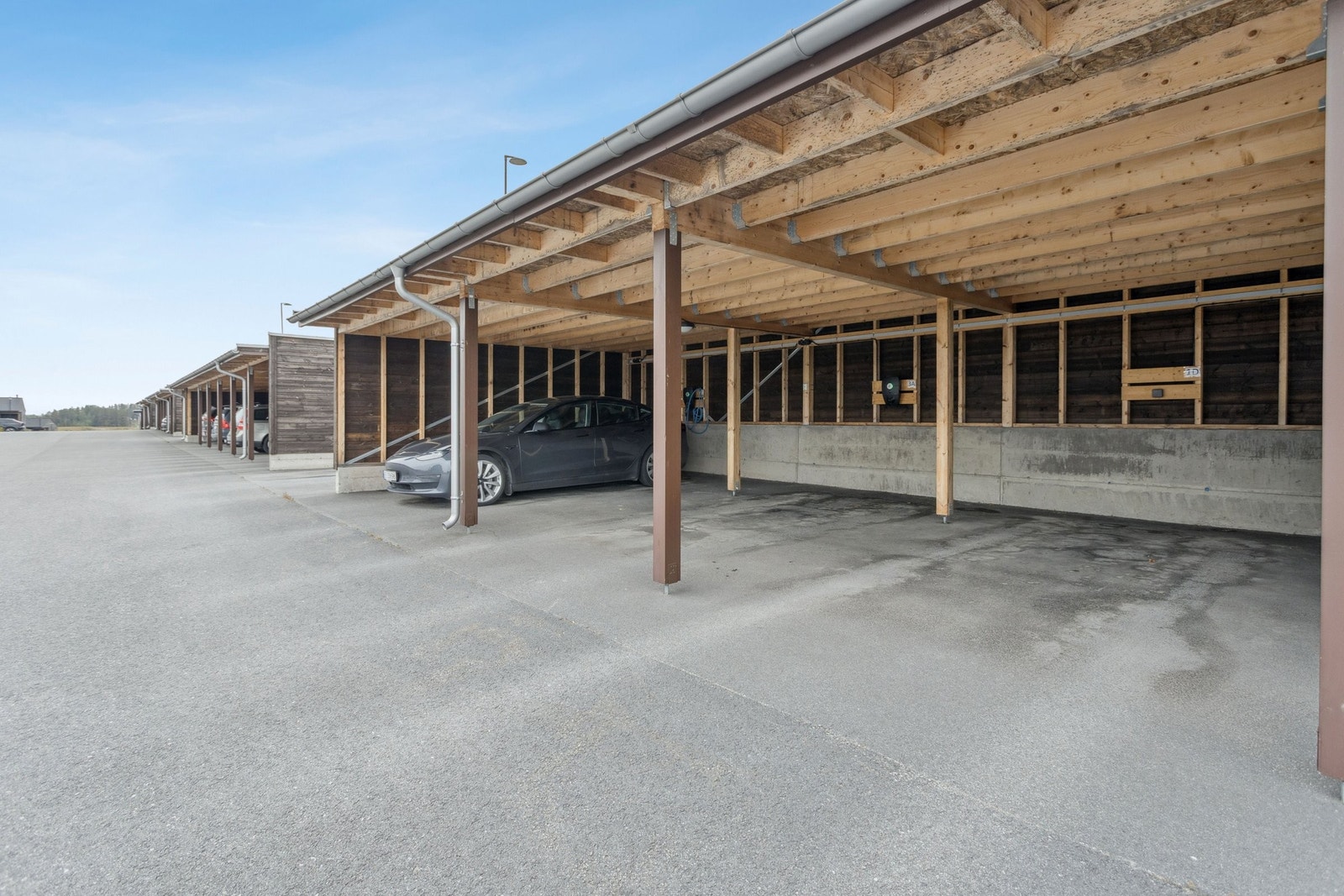 Felles carportanlegg med privat parkeringsplass. Mulighet for å montere elbil-lader. Galleribilde