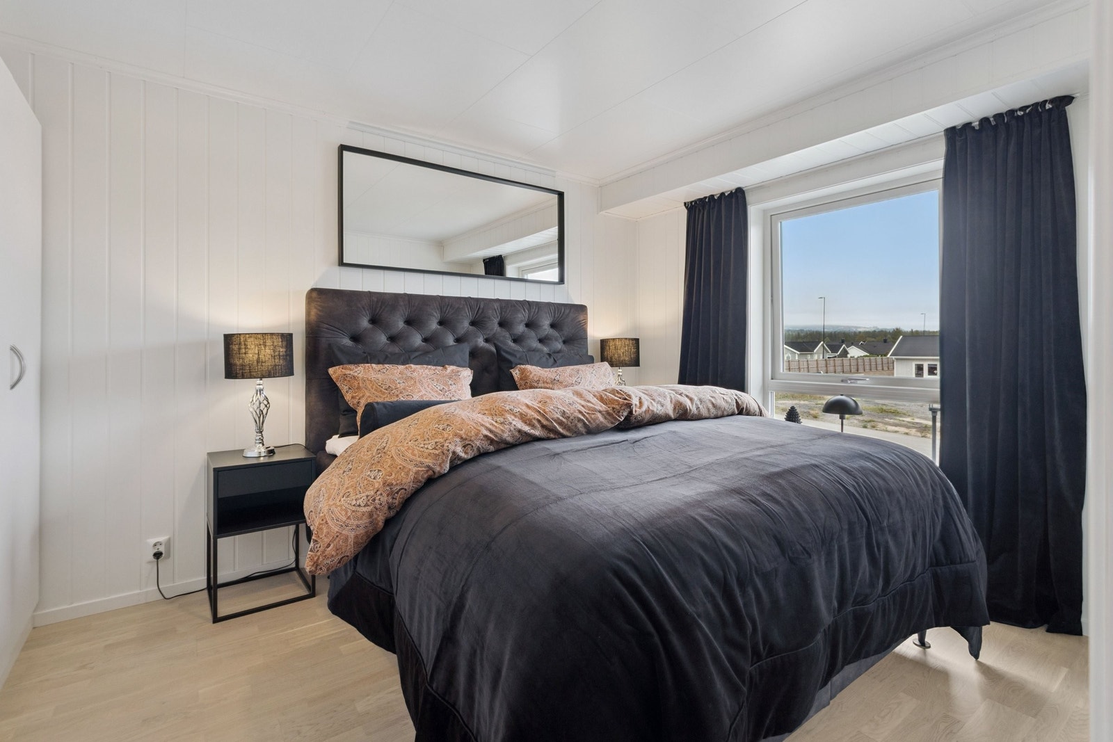 Soverom 1. Hovedsoverom - stort soverom med plass til bred seng og garderobeskap. Galleribilde