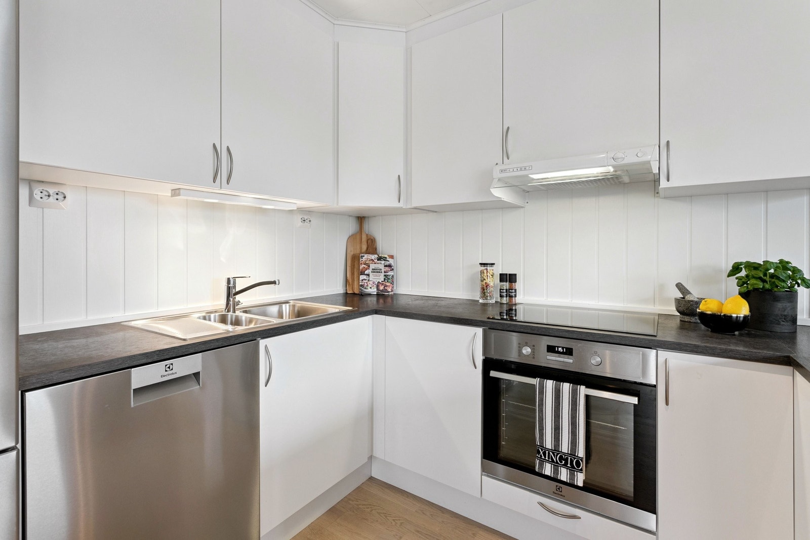 Bred og bruksvennlig kjøkkenbenk. Galleribilde