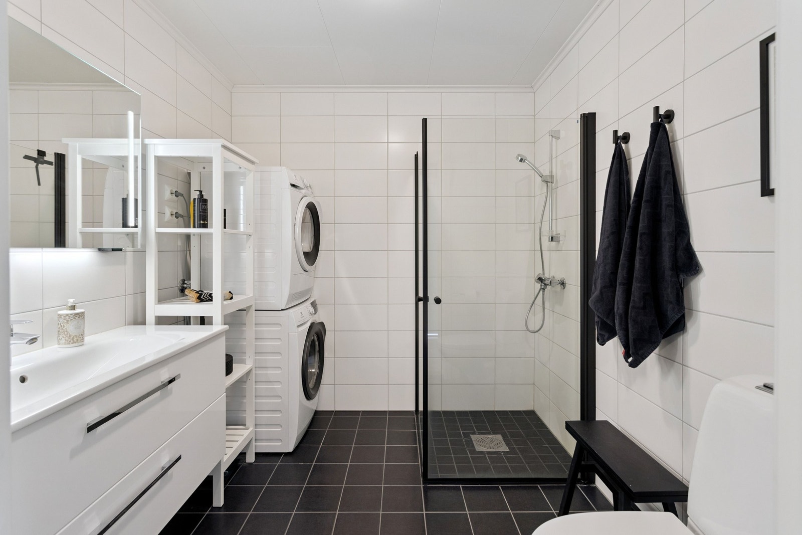 Innbydende, lekkert bad med moderne innredning og speil med integrert lys. Galleribilde