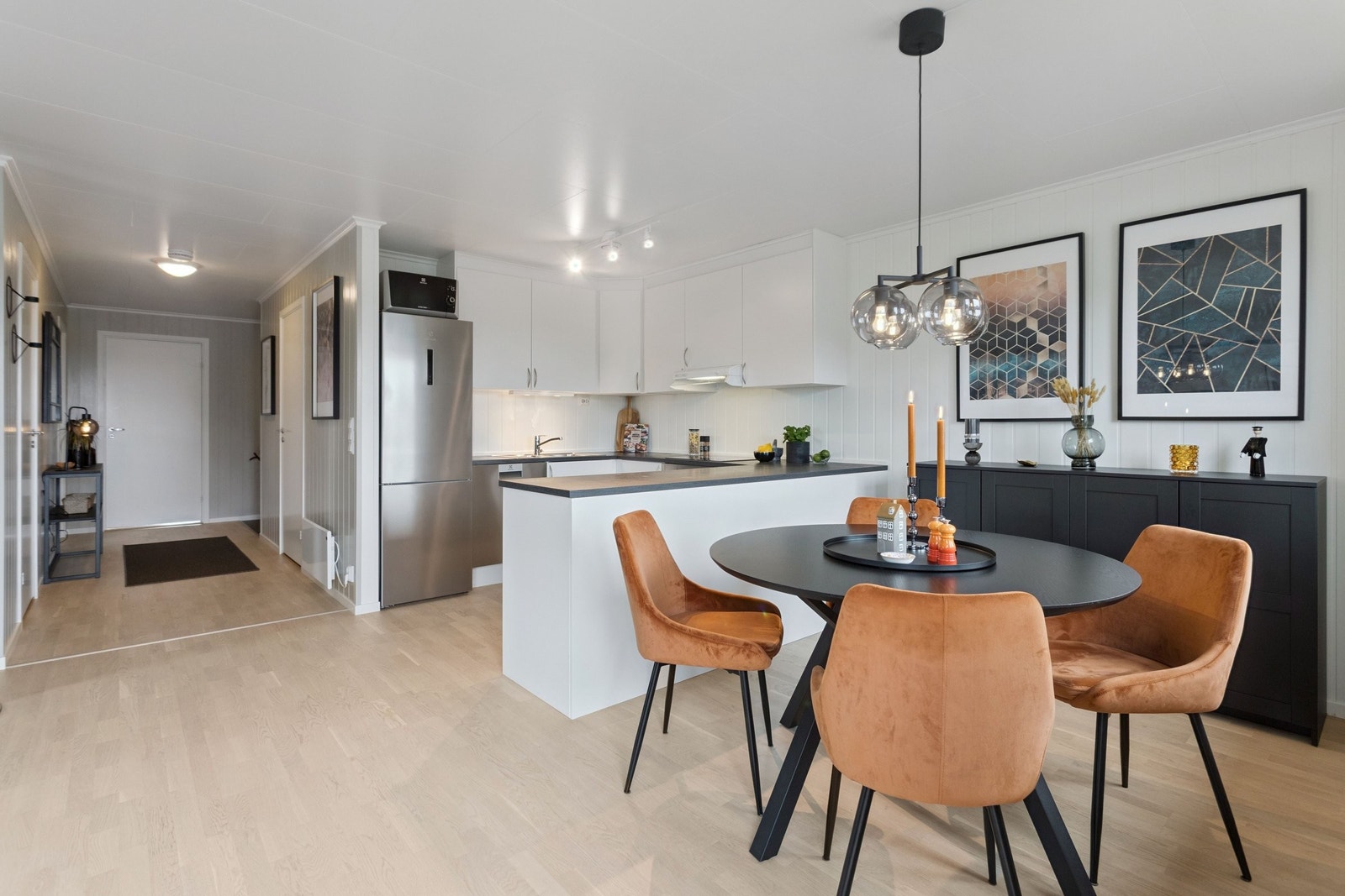 Leiligheten har romslig gang inn til åpen stue- og kjøkkenløsning. Galleribilde