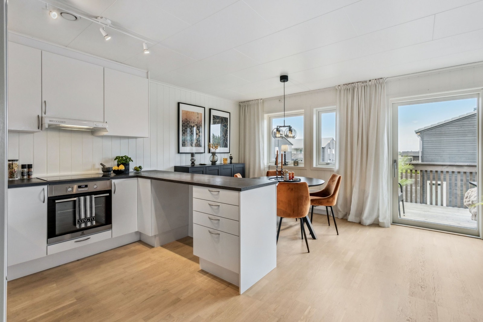 Stilrent Norema kjøkken tilknyttet koselig sittegruppe. Galleribilde