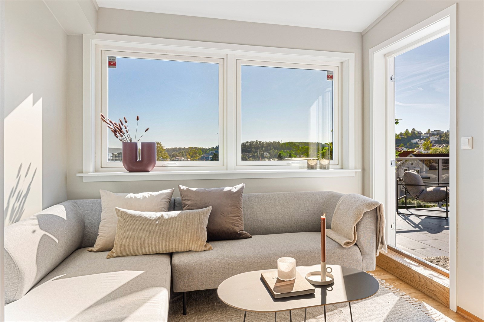 Fra stuen har man direkte utgang til verandaen. Galleribilde