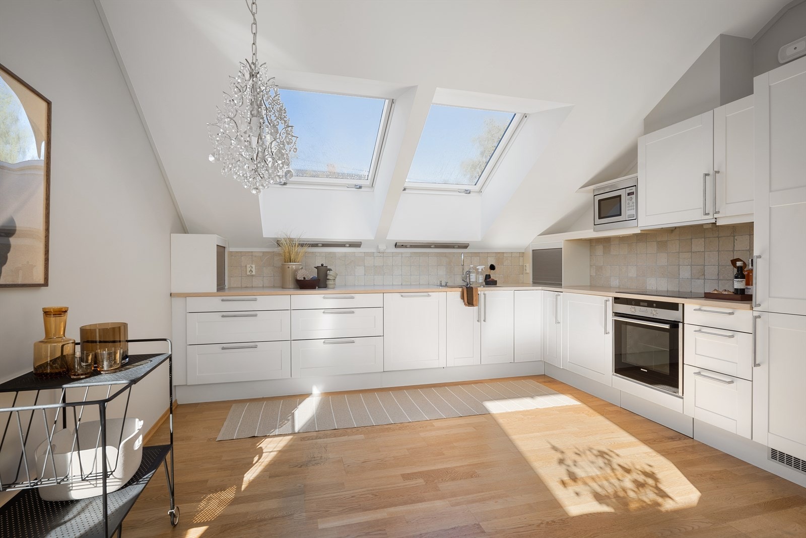 Kjøkkenet er godt utstyrt med integrerte hvitevarer som induksjonstopp, stekeovn, mikrobølgeovn, oppvaskmaskin, kjøleskap og fryser. For ekstra trygghet er det installert både komfyrvakt og aquastopp. Galleribilde